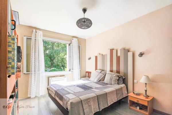 À Peyrolles-en-Provence – Maison familiale avec 300 m² de surface exploitable et vues dégagées