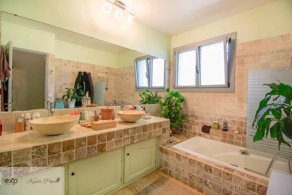 À Peyrolles-en-Provence – Maison familiale avec 300 m² de surface exploitable et vues dégagées