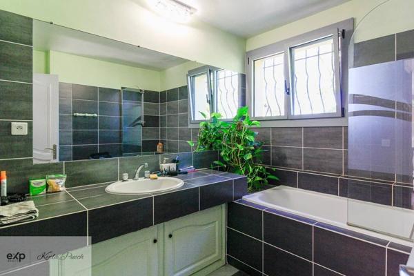 À Peyrolles-en-Provence – Maison familiale avec 300 m² de surface exploitable et vues dégagées