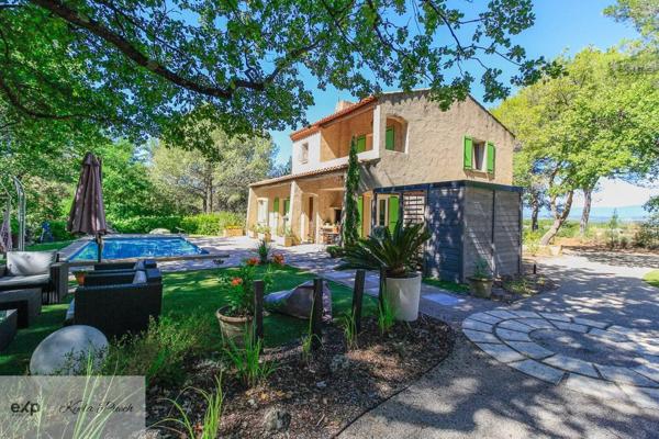 À Peyrolles-en-Provence – Maison familiale avec 300 m² de surface exploitable et vues dégagées