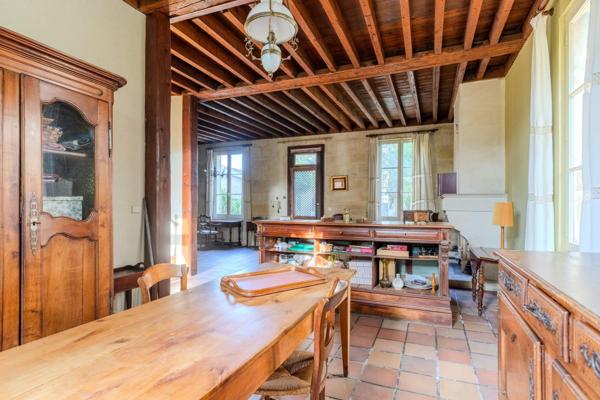 Élégante maison bourgeoise en pierre avec jardin intime au cœur de Saint-Augustin