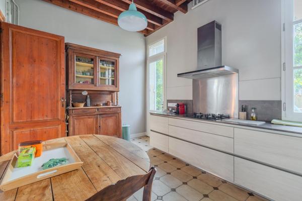 Élégante maison bourgeoise en pierre avec jardin intime au cœur de Saint-Augustin