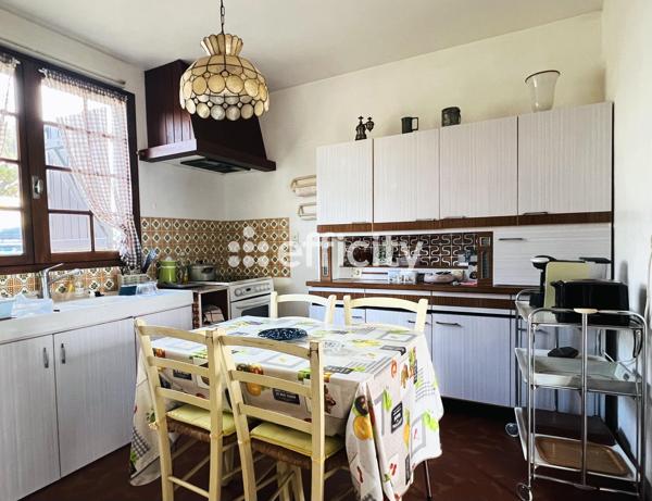 Maison
         5 pièces
        - 176 m² 549 000 € *