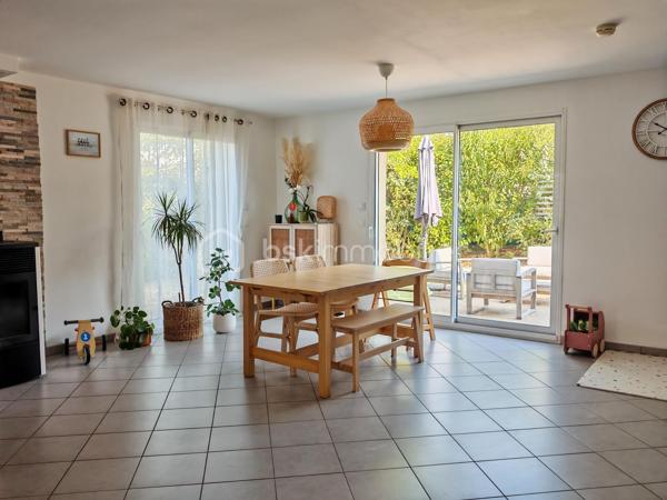 Claire LEMOINE, BSK Immobilier, vous présente :

Dans un environnement calme, à proximité immédiate des commodités accessibles à pied, maison de 2012, parfaitement entretenue, à la décoration soignée et actuelle.

Dès l'entrée, découvrez une vaste pièce de vie d'environ 50 m², baignée de lumière grâce à sa triple exposition, avec une cuisine ouverte aménagée et entièrement équipée. Un espace buanderie/cellier attenant complète cet ensemble convivial.

La maison offre une véritable vie de plain-pied avec une chambre et une salle d'eau au rez-de-chaussée, ainsi qu'un WC indépendant.

À l'étage, un grand palier dessert trois belles chambres ainsi qu'une salle de bains et des WC, offrant un espace nuit confortable pour toute la famille.

Le garage de 20 m², accessible directement depuis la maison, apporte un véritable confort d'utilisation.

À l'extérieur, vous profiterez d'un terrain clos dans un environnement paisible, à deux pas des commerces et services.

Côté confort, la maison est équipée de :
* Radiateurs électriques.
* Poêle à pellets installé en 2020.
* Ballon d'eau chaude de 300 litres.
* Menuiseries en double vitrage renforcé.

Une maison clé en main, lumineuse, fonctionnelle et facile à entretenir, idéale pour des primo-accédants, une famille ou de jeunes retraités souhaitant profiter d'un cadre de vie agréable sans travaux.
