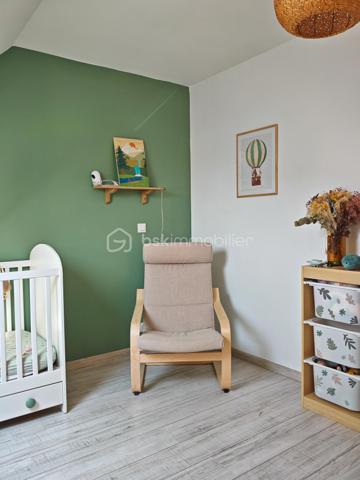Claire LEMOINE, BSK Immobilier, vous présente :

Dans un environnement calme, à proximité immédiate des commodités accessibles à pied, maison de 2012, parfaitement entretenue, à la décoration soignée et actuelle.

Dès l'entrée, découvrez une vaste pièce de vie d'environ 50 m², baignée de lumière grâce à sa triple exposition, avec une cuisine ouverte aménagée et entièrement équipée. Un espace buanderie/cellier attenant complète cet ensemble convivial.

La maison offre une véritable vie de plain-pied avec une chambre et une salle d'eau au rez-de-chaussée, ainsi qu'un WC indépendant.

À l'étage, un grand palier dessert trois belles chambres ainsi qu'une salle de bains et des WC, offrant un espace nuit confortable pour toute la famille.

Le garage de 20 m², accessible directement depuis la maison, apporte un véritable confort d'utilisation.

À l'extérieur, vous profiterez d'un terrain clos dans un environnement paisible, à deux pas des commerces et services.

Côté confort, la maison est équipée de :
* Radiateurs électriques.
* Poêle à pellets installé en 2020.
* Ballon d'eau chaude de 300 litres.
* Menuiseries en double vitrage renforcé.

Une maison clé en main, lumineuse, fonctionnelle et facile à entretenir, idéale pour des primo-accédants, une famille ou de jeunes retraités souhaitant profiter d'un cadre de vie agréable sans travaux.
