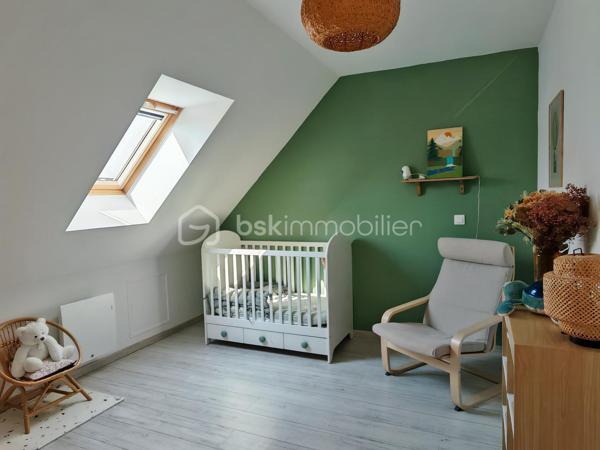 Claire LEMOINE, BSK Immobilier, vous présente :

Dans un environnement calme, à proximité immédiate des commodités accessibles à pied, maison de 2012, parfaitement entretenue, à la décoration soignée et actuelle.

Dès l'entrée, découvrez une vaste pièce de vie d'environ 50 m², baignée de lumière grâce à sa triple exposition, avec une cuisine ouverte aménagée et entièrement équipée. Un espace buanderie/cellier attenant complète cet ensemble convivial.

La maison offre une véritable vie de plain-pied avec une chambre et une salle d'eau au rez-de-chaussée, ainsi qu'un WC indépendant.

À l'étage, un grand palier dessert trois belles chambres ainsi qu'une salle de bains et des WC, offrant un espace nuit confortable pour toute la famille.

Le garage de 20 m², accessible directement depuis la maison, apporte un véritable confort d'utilisation.

À l'extérieur, vous profiterez d'un terrain clos dans un environnement paisible, à deux pas des commerces et services.

Côté confort, la maison est équipée de :
* Radiateurs électriques.
* Poêle à pellets installé en 2020.
* Ballon d'eau chaude de 300 litres.
* Menuiseries en double vitrage renforcé.

Une maison clé en main, lumineuse, fonctionnelle et facile à entretenir, idéale pour des primo-accédants, une famille ou de jeunes retraités souhaitant profiter d'un cadre de vie agréable sans travaux.