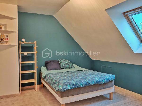 Claire LEMOINE, BSK Immobilier, vous présente :

Dans un environnement calme, à proximité immédiate des commodités accessibles à pied, maison de 2012, parfaitement entretenue, à la décoration soignée et actuelle.

Dès l'entrée, découvrez une vaste pièce de vie d'environ 50 m², baignée de lumière grâce à sa triple exposition, avec une cuisine ouverte aménagée et entièrement équipée. Un espace buanderie/cellier attenant complète cet ensemble convivial.

La maison offre une véritable vie de plain-pied avec une chambre et une salle d'eau au rez-de-chaussée, ainsi qu'un WC indépendant.

À l'étage, un grand palier dessert trois belles chambres ainsi qu'une salle de bains et des WC, offrant un espace nuit confortable pour toute la famille.

Le garage de 20 m², accessible directement depuis la maison, apporte un véritable confort d'utilisation.

À l'extérieur, vous profiterez d'un terrain clos dans un environnement paisible, à deux pas des commerces et services.

Côté confort, la maison est équipée de :
* Radiateurs électriques.
* Poêle à pellets installé en 2020.
* Ballon d'eau chaude de 300 litres.
* Menuiseries en double vitrage renforcé.

Une maison clé en main, lumineuse, fonctionnelle et facile à entretenir, idéale pour des primo-accédants, une famille ou de jeunes retraités souhaitant profiter d'un cadre de vie agréable sans travaux.