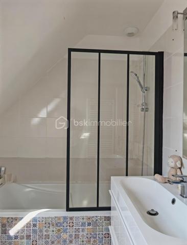 Claire LEMOINE, BSK Immobilier, vous présente :

Dans un environnement calme, à proximité immédiate des commodités accessibles à pied, maison de 2012, parfaitement entretenue, à la décoration soignée et actuelle.

Dès l'entrée, découvrez une vaste pièce de vie d'environ 50 m², baignée de lumière grâce à sa triple exposition, avec une cuisine ouverte aménagée et entièrement équipée. Un espace buanderie/cellier attenant complète cet ensemble convivial.

La maison offre une véritable vie de plain-pied avec une chambre et une salle d'eau au rez-de-chaussée, ainsi qu'un WC indépendant.

À l'étage, un grand palier dessert trois belles chambres ainsi qu'une salle de bains et des WC, offrant un espace nuit confortable pour toute la famille.

Le garage de 20 m², accessible directement depuis la maison, apporte un véritable confort d'utilisation.

À l'extérieur, vous profiterez d'un terrain clos dans un environnement paisible, à deux pas des commerces et services.

Côté confort, la maison est équipée de :
* Radiateurs électriques.
* Poêle à pellets installé en 2020.
* Ballon d'eau chaude de 300 litres.
* Menuiseries en double vitrage renforcé.

Une maison clé en main, lumineuse, fonctionnelle et facile à entretenir, idéale pour des primo-accédants, une famille ou de jeunes retraités souhaitant profiter d'un cadre de vie agréable sans travaux.