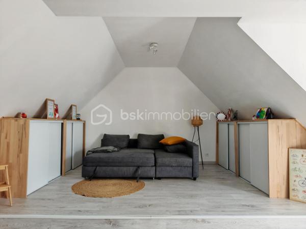 Claire LEMOINE, BSK Immobilier, vous présente :

Dans un environnement calme, à proximité immédiate des commodités accessibles à pied, maison de 2012, parfaitement entretenue, à la décoration soignée et actuelle.

Dès l'entrée, découvrez une vaste pièce de vie d'environ 50 m², baignée de lumière grâce à sa triple exposition, avec une cuisine ouverte aménagée et entièrement équipée. Un espace buanderie/cellier attenant complète cet ensemble convivial.

La maison offre une véritable vie de plain-pied avec une chambre et une salle d'eau au rez-de-chaussée, ainsi qu'un WC indépendant.

À l'étage, un grand palier dessert trois belles chambres ainsi qu'une salle de bains et des WC, offrant un espace nuit confortable pour toute la famille.

Le garage de 20 m², accessible directement depuis la maison, apporte un véritable confort d'utilisation.

À l'extérieur, vous profiterez d'un terrain clos dans un environnement paisible, à deux pas des commerces et services.

Côté confort, la maison est équipée de :
* Radiateurs électriques.
* Poêle à pellets installé en 2020.
* Ballon d'eau chaude de 300 litres.
* Menuiseries en double vitrage renforcé.

Une maison clé en main, lumineuse, fonctionnelle et facile à entretenir, idéale pour des primo-accédants, une famille ou de jeunes retraités souhaitant profiter d'un cadre de vie agréable sans travaux.