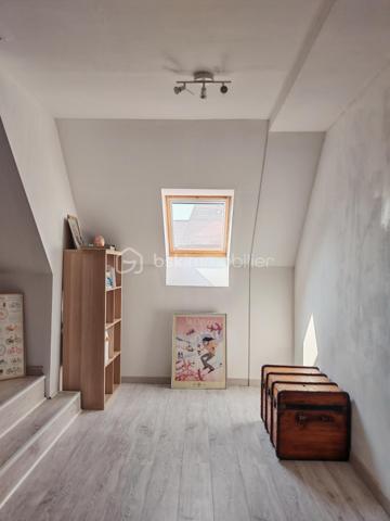Claire LEMOINE, BSK Immobilier, vous présente :

Dans un environnement calme, à proximité immédiate des commodités accessibles à pied, maison de 2012, parfaitement entretenue, à la décoration soignée et actuelle.

Dès l'entrée, découvrez une vaste pièce de vie d'environ 50 m², baignée de lumière grâce à sa triple exposition, avec une cuisine ouverte aménagée et entièrement équipée. Un espace buanderie/cellier attenant complète cet ensemble convivial.

La maison offre une véritable vie de plain-pied avec une chambre et une salle d'eau au rez-de-chaussée, ainsi qu'un WC indépendant.

À l'étage, un grand palier dessert trois belles chambres ainsi qu'une salle de bains et des WC, offrant un espace nuit confortable pour toute la famille.

Le garage de 20 m², accessible directement depuis la maison, apporte un véritable confort d'utilisation.

À l'extérieur, vous profiterez d'un terrain clos dans un environnement paisible, à deux pas des commerces et services.

Côté confort, la maison est équipée de :
* Radiateurs électriques.
* Poêle à pellets installé en 2020.
* Ballon d'eau chaude de 300 litres.
* Menuiseries en double vitrage renforcé.

Une maison clé en main, lumineuse, fonctionnelle et facile à entretenir, idéale pour des primo-accédants, une famille ou de jeunes retraités souhaitant profiter d'un cadre de vie agréable sans travaux.