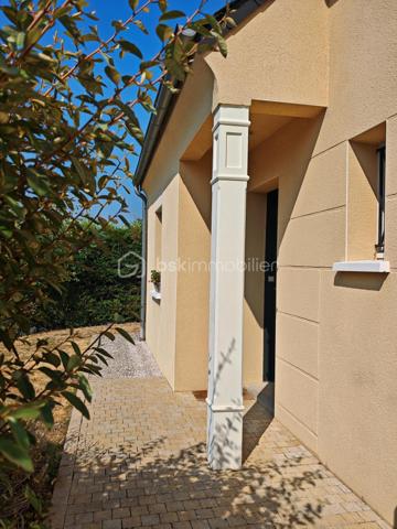 Claire LEMOINE, BSK Immobilier, vous présente :

Dans un environnement calme, à proximité immédiate des commodités accessibles à pied, maison de 2012, parfaitement entretenue, à la décoration soignée et actuelle.

Dès l'entrée, découvrez une vaste pièce de vie d'environ 50 m², baignée de lumière grâce à sa triple exposition, avec une cuisine ouverte aménagée et entièrement équipée. Un espace buanderie/cellier attenant complète cet ensemble convivial.

La maison offre une véritable vie de plain-pied avec une chambre et une salle d'eau au rez-de-chaussée, ainsi qu'un WC indépendant.

À l'étage, un grand palier dessert trois belles chambres ainsi qu'une salle de bains et des WC, offrant un espace nuit confortable pour toute la famille.

Le garage de 20 m², accessible directement depuis la maison, apporte un véritable confort d'utilisation.

À l'extérieur, vous profiterez d'un terrain clos dans un environnement paisible, à deux pas des commerces et services.

Côté confort, la maison est équipée de :
* Radiateurs électriques.
* Poêle à pellets installé en 2020.
* Ballon d'eau chaude de 300 litres.
* Menuiseries en double vitrage renforcé.

Une maison clé en main, lumineuse, fonctionnelle et facile à entretenir, idéale pour des primo-accédants, une famille ou de jeunes retraités souhaitant profiter d'un cadre de vie agréable sans travaux.