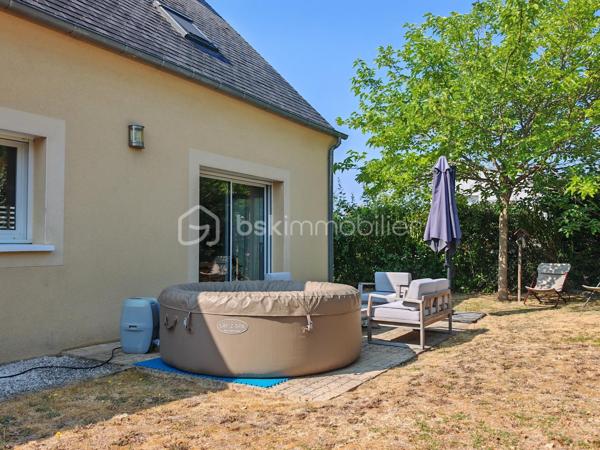 Claire LEMOINE, BSK Immobilier, vous présente :

Dans un environnement calme, à proximité immédiate des commodités accessibles à pied, maison de 2012, parfaitement entretenue, à la décoration soignée et actuelle.

Dès l'entrée, découvrez une vaste pièce de vie d'environ 50 m², baignée de lumière grâce à sa triple exposition, avec une cuisine ouverte aménagée et entièrement équipée. Un espace buanderie/cellier attenant complète cet ensemble convivial.

La maison offre une véritable vie de plain-pied avec une chambre et une salle d'eau au rez-de-chaussée, ainsi qu'un WC indépendant.

À l'étage, un grand palier dessert trois belles chambres ainsi qu'une salle de bains et des WC, offrant un espace nuit confortable pour toute la famille.

Le garage de 20 m², accessible directement depuis la maison, apporte un véritable confort d'utilisation.

À l'extérieur, vous profiterez d'un terrain clos dans un environnement paisible, à deux pas des commerces et services.

Côté confort, la maison est équipée de :
* Radiateurs électriques.
* Poêle à pellets installé en 2020.
* Ballon d'eau chaude de 300 litres.
* Menuiseries en double vitrage renforcé.

Une maison clé en main, lumineuse, fonctionnelle et facile à entretenir, idéale pour des primo-accédants, une famille ou de jeunes retraités souhaitant profiter d'un cadre de vie agréable sans travaux.