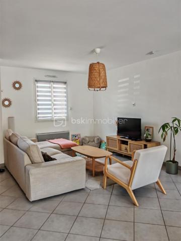 Claire LEMOINE, BSK Immobilier, vous présente :

Dans un environnement calme, à proximité immédiate des commodités accessibles à pied, maison de 2012, parfaitement entretenue, à la décoration soignée et actuelle.

Dès l'entrée, découvrez une vaste pièce de vie d'environ 50 m², baignée de lumière grâce à sa triple exposition, avec une cuisine ouverte aménagée et entièrement équipée. Un espace buanderie/cellier attenant complète cet ensemble convivial.

La maison offre une véritable vie de plain-pied avec une chambre et une salle d'eau au rez-de-chaussée, ainsi qu'un WC indépendant.

À l'étage, un grand palier dessert trois belles chambres ainsi qu'une salle de bains et des WC, offrant un espace nuit confortable pour toute la famille.

Le garage de 20 m², accessible directement depuis la maison, apporte un véritable confort d'utilisation.

À l'extérieur, vous profiterez d'un terrain clos dans un environnement paisible, à deux pas des commerces et services.

Côté confort, la maison est équipée de :
* Radiateurs électriques.
* Poêle à pellets installé en 2020.
* Ballon d'eau chaude de 300 litres.
* Menuiseries en double vitrage renforcé.

Une maison clé en main, lumineuse, fonctionnelle et facile à entretenir, idéale pour des primo-accédants, une famille ou de jeunes retraités souhaitant profiter d'un cadre de vie agréable sans travaux.