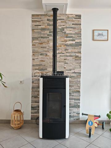 Claire LEMOINE, BSK Immobilier, vous présente :

Dans un environnement calme, à proximité immédiate des commodités accessibles à pied, maison de 2012, parfaitement entretenue, à la décoration soignée et actuelle.

Dès l'entrée, découvrez une vaste pièce de vie d'environ 50 m², baignée de lumière grâce à sa triple exposition, avec une cuisine ouverte aménagée et entièrement équipée. Un espace buanderie/cellier attenant complète cet ensemble convivial.

La maison offre une véritable vie de plain-pied avec une chambre et une salle d'eau au rez-de-chaussée, ainsi qu'un WC indépendant.

À l'étage, un grand palier dessert trois belles chambres ainsi qu'une salle de bains et des WC, offrant un espace nuit confortable pour toute la famille.

Le garage de 20 m², accessible directement depuis la maison, apporte un véritable confort d'utilisation.

À l'extérieur, vous profiterez d'un terrain clos dans un environnement paisible, à deux pas des commerces et services.

Côté confort, la maison est équipée de :
* Radiateurs électriques.
* Poêle à pellets installé en 2020.
* Ballon d'eau chaude de 300 litres.
* Menuiseries en double vitrage renforcé.

Une maison clé en main, lumineuse, fonctionnelle et facile à entretenir, idéale pour des primo-accédants, une famille ou de jeunes retraités souhaitant profiter d'un cadre de vie agréable sans travaux.