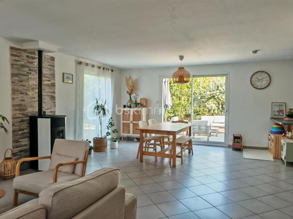 Claire LEMOINE, BSK Immobilier, vous présente :

Dans un environnement calme, à proximité immédiate des commodités accessibles à pied, maison de 2012, parfaitement entretenue, à la décoration soignée et actuelle.

Dès l'entrée, découvrez une vaste pièce de vie d'environ 50 m², baignée de lumière grâce à sa triple exposition, avec une cuisine ouverte aménagée et entièrement équipée. Un espace buanderie/cellier attenant complète cet ensemble convivial.

La maison offre une véritable vie de plain-pied avec une chambre et une salle d'eau au rez-de-chaussée, ainsi qu'un WC indépendant.

À l'étage, un grand palier dessert trois belles chambres ainsi qu'une salle de bains et des WC, offrant un espace nuit confortable pour toute la famille.

Le garage de 20 m², accessible directement depuis la maison, apporte un véritable confort d'utilisation.

À l'extérieur, vous profiterez d'un terrain clos dans un environnement paisible, à deux pas des commerces et services.

Côté confort, la maison est équipée de :
* Radiateurs électriques.
* Poêle à pellets installé en 2020.
* Ballon d'eau chaude de 300 litres.
* Menuiseries en double vitrage renforcé.

Une maison clé en main, lumineuse, fonctionnelle et facile à entretenir, idéale pour des primo-accédants, une famille ou de jeunes retraités souhaitant profiter d'un cadre de vie agréable sans travaux.