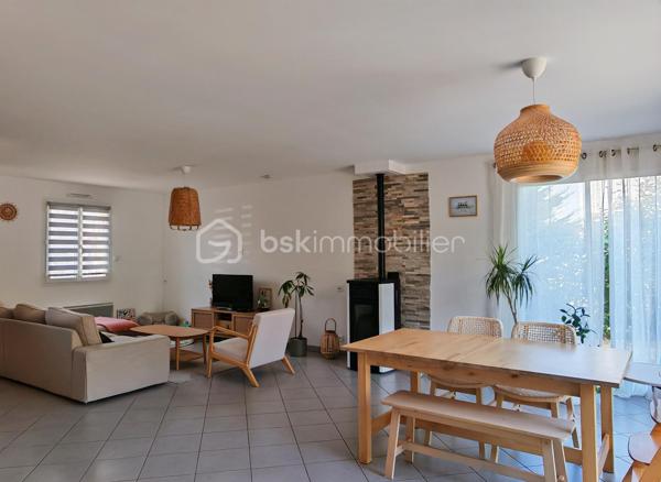 Claire LEMOINE, BSK Immobilier, vous présente :

Dans un environnement calme, à proximité immédiate des commodités accessibles à pied, maison de 2012, parfaitement entretenue, à la décoration soignée et actuelle.

Dès l'entrée, découvrez une vaste pièce de vie d'environ 50 m², baignée de lumière grâce à sa triple exposition, avec une cuisine ouverte aménagée et entièrement équipée. Un espace buanderie/cellier attenant complète cet ensemble convivial.

La maison offre une véritable vie de plain-pied avec une chambre et une salle d'eau au rez-de-chaussée, ainsi qu'un WC indépendant.

À l'étage, un grand palier dessert trois belles chambres ainsi qu'une salle de bains et des WC, offrant un espace nuit confortable pour toute la famille.

Le garage de 20 m², accessible directement depuis la maison, apporte un véritable confort d'utilisation.

À l'extérieur, vous profiterez d'un terrain clos dans un environnement paisible, à deux pas des commerces et services.

Côté confort, la maison est équipée de :
* Radiateurs électriques.
* Poêle à pellets installé en 2020.
* Ballon d'eau chaude de 300 litres.
* Menuiseries en double vitrage renforcé.

Une maison clé en main, lumineuse, fonctionnelle et facile à entretenir, idéale pour des primo-accédants, une famille ou de jeunes retraités souhaitant profiter d'un cadre de vie agréable sans travaux.