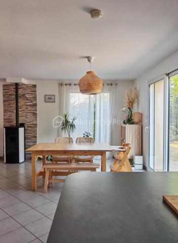 Claire LEMOINE, BSK Immobilier, vous présente :

Dans un environnement calme, à proximité immédiate des commodités accessibles à pied, maison de 2012, parfaitement entretenue, à la décoration soignée et actuelle.

Dès l'entrée, découvrez une vaste pièce de vie d'environ 50 m², baignée de lumière grâce à sa triple exposition, avec une cuisine ouverte aménagée et entièrement équipée. Un espace buanderie/cellier attenant complète cet ensemble convivial.

La maison offre une véritable vie de plain-pied avec une chambre et une salle d'eau au rez-de-chaussée, ainsi qu'un WC indépendant.

À l'étage, un grand palier dessert trois belles chambres ainsi qu'une salle de bains et des WC, offrant un espace nuit confortable pour toute la famille.

Le garage de 20 m², accessible directement depuis la maison, apporte un véritable confort d'utilisation.

À l'extérieur, vous profiterez d'un terrain clos dans un environnement paisible, à deux pas des commerces et services.

Côté confort, la maison est équipée de :
* Radiateurs électriques.
* Poêle à pellets installé en 2020.
* Ballon d'eau chaude de 300 litres.
* Menuiseries en double vitrage renforcé.

Une maison clé en main, lumineuse, fonctionnelle et facile à entretenir, idéale pour des primo-accédants, une famille ou de jeunes retraités souhaitant profiter d'un cadre de vie agréable sans travaux.