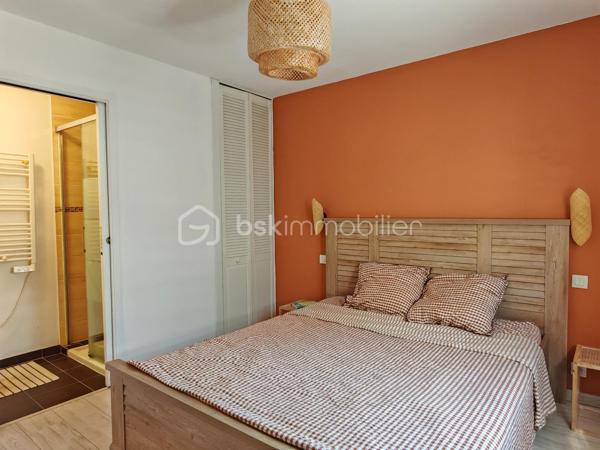 Claire LEMOINE, BSK Immobilier, vous présente :

Dans un environnement calme, à proximité immédiate des commodités accessibles à pied, maison de 2012, parfaitement entretenue, à la décoration soignée et actuelle.

Dès l'entrée, découvrez une vaste pièce de vie d'environ 50 m², baignée de lumière grâce à sa triple exposition, avec une cuisine ouverte aménagée et entièrement équipée. Un espace buanderie/cellier attenant complète cet ensemble convivial.

La maison offre une véritable vie de plain-pied avec une chambre et une salle d'eau au rez-de-chaussée, ainsi qu'un WC indépendant.

À l'étage, un grand palier dessert trois belles chambres ainsi qu'une salle de bains et des WC, offrant un espace nuit confortable pour toute la famille.

Le garage de 20 m², accessible directement depuis la maison, apporte un véritable confort d'utilisation.

À l'extérieur, vous profiterez d'un terrain clos dans un environnement paisible, à deux pas des commerces et services.

Côté confort, la maison est équipée de :
* Radiateurs électriques.
* Poêle à pellets installé en 2020.
* Ballon d'eau chaude de 300 litres.
* Menuiseries en double vitrage renforcé.

Une maison clé en main, lumineuse, fonctionnelle et facile à entretenir, idéale pour des primo-accédants, une famille ou de jeunes retraités souhaitant profiter d'un cadre de vie agréable sans travaux.