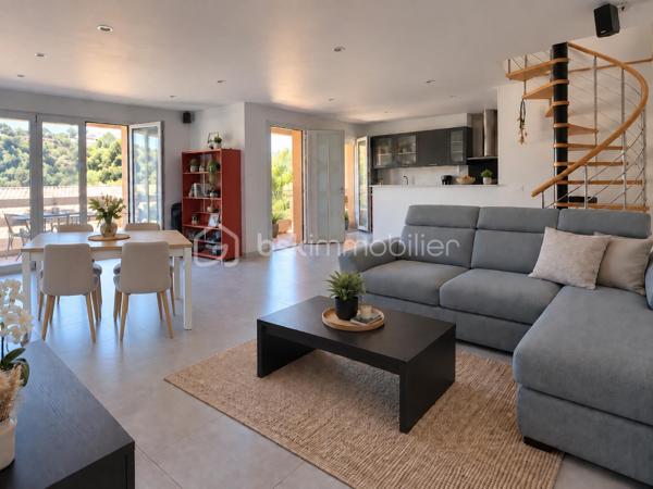 Dans un environnement particulièrement paisible et verdoyant, au sein d’un lotissement agréable de Cagnes-sur-Mer, découvrez cette charmante maison, mitoyenne d’un seul côté, offrant environ 135 m² habitables, de beaux espaces extérieurs et une configuration idéale pour une vie de famille.

Dès l’arrivée, le cadre séduit par son calme et son atmosphère apaisante.

La propriété s’organise sur trois niveaux.

En rez-de-jardin, la maison dispose d’un studio indépendant d’environ 40 m², véritable espace à part entière. Il comprend une pièce de vie lumineuse avec cuisine ouverte et équipée, une chambre ainsi qu’une salle d’eau. Cette indépendance offre de nombreuses possibilités : accueillir famille ou amis, offrir de l’autonomie à un adolescent, aménager un espace de télétravail, exercer une activité professionnelle indépendante ou encore envisager un revenu locatif complémentaire.

Depuis le rez-de-jardin, une dizaine de marches extérieures permettent d’accéder au niveau principal de la maison.

Vous y découvrirez une superbe pièce de vie d’environ 45 m², baignée de lumière et pensée comme un véritable espace de convivialité. Elle réunit un séjour généreux et une cuisine ouverte, moderne, entièrement aménagée et équipée. L’ensemble se prolonge par une première terrasse, idéale pour profiter des repas en extérieur et des beaux jours.

À l’étage supérieur, accessible par un escalier en colimaçon, se trouve l’espace nuit composé de trois chambres, dont une bénéficiant d une petite salle d’eau. Depuis les chambres, vous pourrez profiter d’un joli aperçu sur le Château Grimaldi, apportant beaucoup de charme à l’ensemble. Une salle de bains ainsi qu’un WC indépendant complètent cet étage. Les chambres pourront être rafraîchies selon les goûts de chacun.

Depuis le palier, vous accédez également directement à une seconde terrasse située à l’arrière de la maison, sans vis-à-vis, véritable cocon extérieur où profiter pleinement du calme. Celle-ci donne également accès au jardin en restanques, offrant un environnement verdoyant et de multiples possibilités d’aménagement.

Un grand garage vient compléter les prestations de cette propriété.

Le tout bénéficie d’une situation pratique, à proximité rapide des commerces, des commodités et des principaux axes, tout en conservant un environnement calme et résidentiel.

Une maison idéale pour ceux qui recherchent de beaux volumes, plusieurs espaces extérieurs, une véritable indépendance grâce au studio, du calme et une vraie qualité de vie, avec en toile de fond le Château Grimaldi et un aperçu mer.

Un bien chaleureux, familial et polyvalent, à découvrir sans tarder.