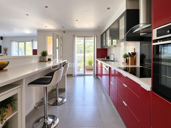 Dans un environnement particulièrement paisible et verdoyant, au sein d’un lotissement agréable de Cagnes-sur-Mer, découvrez cette charmante maison, mitoyenne d’un seul côté, offrant environ 135 m² habitables, de beaux espaces extérieurs et une configuration idéale pour une vie de famille.

Dès l’arrivée, le cadre séduit par son calme et son atmosphère apaisante.

La propriété s’organise sur trois niveaux.

En rez-de-jardin, la maison dispose d’un studio indépendant d’environ 40 m², véritable espace à part entière. Il comprend une pièce de vie lumineuse avec cuisine ouverte et équipée, une chambre ainsi qu’une salle d’eau. Cette indépendance offre de nombreuses possibilités : accueillir famille ou amis, offrir de l’autonomie à un adolescent, aménager un espace de télétravail, exercer une activité professionnelle indépendante ou encore envisager un revenu locatif complémentaire.

Depuis le rez-de-jardin, une dizaine de marches extérieures permettent d’accéder au niveau principal de la maison.

Vous y découvrirez une superbe pièce de vie d’environ 45 m², baignée de lumière et pensée comme un véritable espace de convivialité. Elle réunit un séjour généreux et une cuisine ouverte, moderne, entièrement aménagée et équipée. L’ensemble se prolonge par une première terrasse, idéale pour profiter des repas en extérieur et des beaux jours.

À l’étage supérieur, accessible par un escalier en colimaçon, se trouve l’espace nuit composé de trois chambres, dont une bénéficiant d une petite salle d’eau. Depuis les chambres, vous pourrez profiter d’un joli aperçu sur le Château Grimaldi, apportant beaucoup de charme à l’ensemble. Une salle de bains ainsi qu’un WC indépendant complètent cet étage. Les chambres pourront être rafraîchies selon les goûts de chacun.

Depuis le palier, vous accédez également directement à une seconde terrasse située à l’arrière de la maison, sans vis-à-vis, véritable cocon extérieur où profiter pleinement du calme. Celle-ci donne également accès au jardin en restanques, offrant un environnement verdoyant et de multiples possibilités d’aménagement.

Un grand garage vient compléter les prestations de cette propriété.

Le tout bénéficie d’une situation pratique, à proximité rapide des commerces, des commodités et des principaux axes, tout en conservant un environnement calme et résidentiel.

Une maison idéale pour ceux qui recherchent de beaux volumes, plusieurs espaces extérieurs, une véritable indépendance grâce au studio, du calme et une vraie qualité de vie, avec en toile de fond le Château Grimaldi et un aperçu mer.

Un bien chaleureux, familial et polyvalent, à découvrir sans tarder.