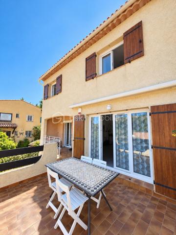 Dans un environnement particulièrement paisible et verdoyant, au sein d’un lotissement agréable de Cagnes-sur-Mer, découvrez cette charmante maison, mitoyenne d’un seul côté, offrant environ 135 m² habitables, de beaux espaces extérieurs et une configuration idéale pour une vie de famille.

Dès l’arrivée, le cadre séduit par son calme et son atmosphère apaisante.

La propriété s’organise sur trois niveaux.

En rez-de-jardin, la maison dispose d’un studio indépendant d’environ 40 m², véritable espace à part entière. Il comprend une pièce de vie lumineuse avec cuisine ouverte et équipée, une chambre ainsi qu’une salle d’eau. Cette indépendance offre de nombreuses possibilités : accueillir famille ou amis, offrir de l’autonomie à un adolescent, aménager un espace de télétravail, exercer une activité professionnelle indépendante ou encore envisager un revenu locatif complémentaire.

Depuis le rez-de-jardin, une dizaine de marches extérieures permettent d’accéder au niveau principal de la maison.

Vous y découvrirez une superbe pièce de vie d’environ 45 m², baignée de lumière et pensée comme un véritable espace de convivialité. Elle réunit un séjour généreux et une cuisine ouverte, moderne, entièrement aménagée et équipée. L’ensemble se prolonge par une première terrasse, idéale pour profiter des repas en extérieur et des beaux jours.

À l’étage supérieur, accessible par un escalier en colimaçon, se trouve l’espace nuit composé de trois chambres, dont une bénéficiant d une petite salle d’eau. Depuis les chambres, vous pourrez profiter d’un joli aperçu sur le Château Grimaldi, apportant beaucoup de charme à l’ensemble. Une salle de bains ainsi qu’un WC indépendant complètent cet étage. Les chambres pourront être rafraîchies selon les goûts de chacun.

Depuis le palier, vous accédez également directement à une seconde terrasse située à l’arrière de la maison, sans vis-à-vis, véritable cocon extérieur où profiter pleinement du calme. Celle-ci donne également accès au jardin en restanques, offrant un environnement verdoyant et de multiples possibilités d’aménagement.

Un grand garage vient compléter les prestations de cette propriété.

Le tout bénéficie d’une situation pratique, à proximité rapide des commerces, des commodités et des principaux axes, tout en conservant un environnement calme et résidentiel.

Une maison idéale pour ceux qui recherchent de beaux volumes, plusieurs espaces extérieurs, une véritable indépendance grâce au studio, du calme et une vraie qualité de vie, avec en toile de fond le Château Grimaldi et un aperçu mer.

Un bien chaleureux, familial et polyvalent, à découvrir sans tarder.