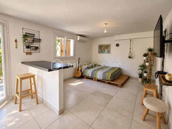 Dans un environnement particulièrement paisible et verdoyant, au sein d’un lotissement agréable de Cagnes-sur-Mer, découvrez cette charmante maison, mitoyenne d’un seul côté, offrant environ 135 m² habitables, de beaux espaces extérieurs et une configuration idéale pour une vie de famille.

Dès l’arrivée, le cadre séduit par son calme et son atmosphère apaisante.

La propriété s’organise sur trois niveaux.

En rez-de-jardin, la maison dispose d’un studio indépendant d’environ 40 m², véritable espace à part entière. Il comprend une pièce de vie lumineuse avec cuisine ouverte et équipée, une chambre ainsi qu’une salle d’eau. Cette indépendance offre de nombreuses possibilités : accueillir famille ou amis, offrir de l’autonomie à un adolescent, aménager un espace de télétravail, exercer une activité professionnelle indépendante ou encore envisager un revenu locatif complémentaire.

Depuis le rez-de-jardin, une dizaine de marches extérieures permettent d’accéder au niveau principal de la maison.

Vous y découvrirez une superbe pièce de vie d’environ 45 m², baignée de lumière et pensée comme un véritable espace de convivialité. Elle réunit un séjour généreux et une cuisine ouverte, moderne, entièrement aménagée et équipée. L’ensemble se prolonge par une première terrasse, idéale pour profiter des repas en extérieur et des beaux jours.

À l’étage supérieur, accessible par un escalier en colimaçon, se trouve l’espace nuit composé de trois chambres, dont une bénéficiant d une petite salle d’eau. Depuis les chambres, vous pourrez profiter d’un joli aperçu sur le Château Grimaldi, apportant beaucoup de charme à l’ensemble. Une salle de bains ainsi qu’un WC indépendant complètent cet étage. Les chambres pourront être rafraîchies selon les goûts de chacun.

Depuis le palier, vous accédez également directement à une seconde terrasse située à l’arrière de la maison, sans vis-à-vis, véritable cocon extérieur où profiter pleinement du calme. Celle-ci donne également accès au jardin en restanques, offrant un environnement verdoyant et de multiples possibilités d’aménagement.

Un grand garage vient compléter les prestations de cette propriété.

Le tout bénéficie d’une situation pratique, à proximité rapide des commerces, des commodités et des principaux axes, tout en conservant un environnement calme et résidentiel.

Une maison idéale pour ceux qui recherchent de beaux volumes, plusieurs espaces extérieurs, une véritable indépendance grâce au studio, du calme et une vraie qualité de vie, avec en toile de fond le Château Grimaldi et un aperçu mer.

Un bien chaleureux, familial et polyvalent, à découvrir sans tarder.