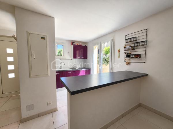 Dans un environnement particulièrement paisible et verdoyant, au sein d’un lotissement agréable de Cagnes-sur-Mer, découvrez cette charmante maison, mitoyenne d’un seul côté, offrant environ 135 m² habitables, de beaux espaces extérieurs et une configuration idéale pour une vie de famille.

Dès l’arrivée, le cadre séduit par son calme et son atmosphère apaisante.

La propriété s’organise sur trois niveaux.

En rez-de-jardin, la maison dispose d’un studio indépendant d’environ 40 m², véritable espace à part entière. Il comprend une pièce de vie lumineuse avec cuisine ouverte et équipée, une chambre ainsi qu’une salle d’eau. Cette indépendance offre de nombreuses possibilités : accueillir famille ou amis, offrir de l’autonomie à un adolescent, aménager un espace de télétravail, exercer une activité professionnelle indépendante ou encore envisager un revenu locatif complémentaire.

Depuis le rez-de-jardin, une dizaine de marches extérieures permettent d’accéder au niveau principal de la maison.

Vous y découvrirez une superbe pièce de vie d’environ 45 m², baignée de lumière et pensée comme un véritable espace de convivialité. Elle réunit un séjour généreux et une cuisine ouverte, moderne, entièrement aménagée et équipée. L’ensemble se prolonge par une première terrasse, idéale pour profiter des repas en extérieur et des beaux jours.

À l’étage supérieur, accessible par un escalier en colimaçon, se trouve l’espace nuit composé de trois chambres, dont une bénéficiant d une petite salle d’eau. Depuis les chambres, vous pourrez profiter d’un joli aperçu sur le Château Grimaldi, apportant beaucoup de charme à l’ensemble. Une salle de bains ainsi qu’un WC indépendant complètent cet étage. Les chambres pourront être rafraîchies selon les goûts de chacun.

Depuis le palier, vous accédez également directement à une seconde terrasse située à l’arrière de la maison, sans vis-à-vis, véritable cocon extérieur où profiter pleinement du calme. Celle-ci donne également accès au jardin en restanques, offrant un environnement verdoyant et de multiples possibilités d’aménagement.

Un grand garage vient compléter les prestations de cette propriété.

Le tout bénéficie d’une situation pratique, à proximité rapide des commerces, des commodités et des principaux axes, tout en conservant un environnement calme et résidentiel.

Une maison idéale pour ceux qui recherchent de beaux volumes, plusieurs espaces extérieurs, une véritable indépendance grâce au studio, du calme et une vraie qualité de vie, avec en toile de fond le Château Grimaldi et un aperçu mer.

Un bien chaleureux, familial et polyvalent, à découvrir sans tarder.