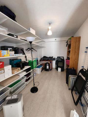 Dans un environnement particulièrement paisible et verdoyant, au sein d’un lotissement agréable de Cagnes-sur-Mer, découvrez cette charmante maison, mitoyenne d’un seul côté, offrant environ 135 m² habitables, de beaux espaces extérieurs et une configuration idéale pour une vie de famille.

Dès l’arrivée, le cadre séduit par son calme et son atmosphère apaisante.

La propriété s’organise sur trois niveaux.

En rez-de-jardin, la maison dispose d’un studio indépendant d’environ 40 m², véritable espace à part entière. Il comprend une pièce de vie lumineuse avec cuisine ouverte et équipée, une chambre ainsi qu’une salle d’eau. Cette indépendance offre de nombreuses possibilités : accueillir famille ou amis, offrir de l’autonomie à un adolescent, aménager un espace de télétravail, exercer une activité professionnelle indépendante ou encore envisager un revenu locatif complémentaire.

Depuis le rez-de-jardin, une dizaine de marches extérieures permettent d’accéder au niveau principal de la maison.

Vous y découvrirez une superbe pièce de vie d’environ 45 m², baignée de lumière et pensée comme un véritable espace de convivialité. Elle réunit un séjour généreux et une cuisine ouverte, moderne, entièrement aménagée et équipée. L’ensemble se prolonge par une première terrasse, idéale pour profiter des repas en extérieur et des beaux jours.

À l’étage supérieur, accessible par un escalier en colimaçon, se trouve l’espace nuit composé de trois chambres, dont une bénéficiant d une petite salle d’eau. Depuis les chambres, vous pourrez profiter d’un joli aperçu sur le Château Grimaldi, apportant beaucoup de charme à l’ensemble. Une salle de bains ainsi qu’un WC indépendant complètent cet étage. Les chambres pourront être rafraîchies selon les goûts de chacun.

Depuis le palier, vous accédez également directement à une seconde terrasse située à l’arrière de la maison, sans vis-à-vis, véritable cocon extérieur où profiter pleinement du calme. Celle-ci donne également accès au jardin en restanques, offrant un environnement verdoyant et de multiples possibilités d’aménagement.

Un grand garage vient compléter les prestations de cette propriété.

Le tout bénéficie d’une situation pratique, à proximité rapide des commerces, des commodités et des principaux axes, tout en conservant un environnement calme et résidentiel.

Une maison idéale pour ceux qui recherchent de beaux volumes, plusieurs espaces extérieurs, une véritable indépendance grâce au studio, du calme et une vraie qualité de vie, avec en toile de fond le Château Grimaldi et un aperçu mer.

Un bien chaleureux, familial et polyvalent, à découvrir sans tarder.