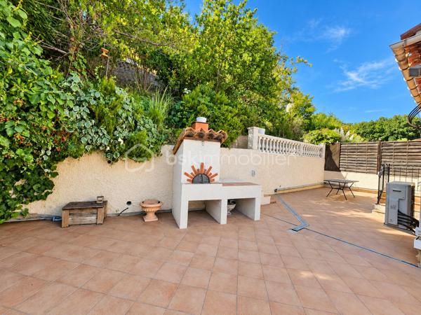 Dans un environnement particulièrement paisible et verdoyant, au sein d’un lotissement agréable de Cagnes-sur-Mer, découvrez cette charmante maison, mitoyenne d’un seul côté, offrant environ 135 m² habitables, de beaux espaces extérieurs et une configuration idéale pour une vie de famille.

Dès l’arrivée, le cadre séduit par son calme et son atmosphère apaisante.

La propriété s’organise sur trois niveaux.

En rez-de-jardin, la maison dispose d’un studio indépendant d’environ 40 m², véritable espace à part entière. Il comprend une pièce de vie lumineuse avec cuisine ouverte et équipée, une chambre ainsi qu’une salle d’eau. Cette indépendance offre de nombreuses possibilités : accueillir famille ou amis, offrir de l’autonomie à un adolescent, aménager un espace de télétravail, exercer une activité professionnelle indépendante ou encore envisager un revenu locatif complémentaire.

Depuis le rez-de-jardin, une dizaine de marches extérieures permettent d’accéder au niveau principal de la maison.

Vous y découvrirez une superbe pièce de vie d’environ 45 m², baignée de lumière et pensée comme un véritable espace de convivialité. Elle réunit un séjour généreux et une cuisine ouverte, moderne, entièrement aménagée et équipée. L’ensemble se prolonge par une première terrasse, idéale pour profiter des repas en extérieur et des beaux jours.

À l’étage supérieur, accessible par un escalier en colimaçon, se trouve l’espace nuit composé de trois chambres, dont une bénéficiant d une petite salle d’eau. Depuis les chambres, vous pourrez profiter d’un joli aperçu sur le Château Grimaldi, apportant beaucoup de charme à l’ensemble. Une salle de bains ainsi qu’un WC indépendant complètent cet étage. Les chambres pourront être rafraîchies selon les goûts de chacun.

Depuis le palier, vous accédez également directement à une seconde terrasse située à l’arrière de la maison, sans vis-à-vis, véritable cocon extérieur où profiter pleinement du calme. Celle-ci donne également accès au jardin en restanques, offrant un environnement verdoyant et de multiples possibilités d’aménagement.

Un grand garage vient compléter les prestations de cette propriété.

Le tout bénéficie d’une situation pratique, à proximité rapide des commerces, des commodités et des principaux axes, tout en conservant un environnement calme et résidentiel.

Une maison idéale pour ceux qui recherchent de beaux volumes, plusieurs espaces extérieurs, une véritable indépendance grâce au studio, du calme et une vraie qualité de vie, avec en toile de fond le Château Grimaldi et un aperçu mer.

Un bien chaleureux, familial et polyvalent, à découvrir sans tarder.
