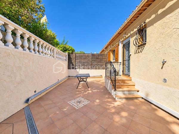 Dans un environnement particulièrement paisible et verdoyant, au sein d’un lotissement agréable de Cagnes-sur-Mer, découvrez cette charmante maison, mitoyenne d’un seul côté, offrant environ 135 m² habitables, de beaux espaces extérieurs et une configuration idéale pour une vie de famille.

Dès l’arrivée, le cadre séduit par son calme et son atmosphère apaisante.

La propriété s’organise sur trois niveaux.

En rez-de-jardin, la maison dispose d’un studio indépendant d’environ 40 m², véritable espace à part entière. Il comprend une pièce de vie lumineuse avec cuisine ouverte et équipée, une chambre ainsi qu’une salle d’eau. Cette indépendance offre de nombreuses possibilités : accueillir famille ou amis, offrir de l’autonomie à un adolescent, aménager un espace de télétravail, exercer une activité professionnelle indépendante ou encore envisager un revenu locatif complémentaire.

Depuis le rez-de-jardin, une dizaine de marches extérieures permettent d’accéder au niveau principal de la maison.

Vous y découvrirez une superbe pièce de vie d’environ 45 m², baignée de lumière et pensée comme un véritable espace de convivialité. Elle réunit un séjour généreux et une cuisine ouverte, moderne, entièrement aménagée et équipée. L’ensemble se prolonge par une première terrasse, idéale pour profiter des repas en extérieur et des beaux jours.

À l’étage supérieur, accessible par un escalier en colimaçon, se trouve l’espace nuit composé de trois chambres, dont une bénéficiant d une petite salle d’eau. Depuis les chambres, vous pourrez profiter d’un joli aperçu sur le Château Grimaldi, apportant beaucoup de charme à l’ensemble. Une salle de bains ainsi qu’un WC indépendant complètent cet étage. Les chambres pourront être rafraîchies selon les goûts de chacun.

Depuis le palier, vous accédez également directement à une seconde terrasse située à l’arrière de la maison, sans vis-à-vis, véritable cocon extérieur où profiter pleinement du calme. Celle-ci donne également accès au jardin en restanques, offrant un environnement verdoyant et de multiples possibilités d’aménagement.

Un grand garage vient compléter les prestations de cette propriété.

Le tout bénéficie d’une situation pratique, à proximité rapide des commerces, des commodités et des principaux axes, tout en conservant un environnement calme et résidentiel.

Une maison idéale pour ceux qui recherchent de beaux volumes, plusieurs espaces extérieurs, une véritable indépendance grâce au studio, du calme et une vraie qualité de vie, avec en toile de fond le Château Grimaldi et un aperçu mer.

Un bien chaleureux, familial et polyvalent, à découvrir sans tarder.