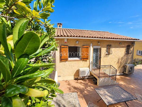 Dans un environnement particulièrement paisible et verdoyant, au sein d’un lotissement agréable de Cagnes-sur-Mer, découvrez cette charmante maison, mitoyenne d’un seul côté, offrant environ 135 m² habitables, de beaux espaces extérieurs et une configuration idéale pour une vie de famille.

Dès l’arrivée, le cadre séduit par son calme et son atmosphère apaisante.

La propriété s’organise sur trois niveaux.

En rez-de-jardin, la maison dispose d’un studio indépendant d’environ 40 m², véritable espace à part entière. Il comprend une pièce de vie lumineuse avec cuisine ouverte et équipée, une chambre ainsi qu’une salle d’eau. Cette indépendance offre de nombreuses possibilités : accueillir famille ou amis, offrir de l’autonomie à un adolescent, aménager un espace de télétravail, exercer une activité professionnelle indépendante ou encore envisager un revenu locatif complémentaire.

Depuis le rez-de-jardin, une dizaine de marches extérieures permettent d’accéder au niveau principal de la maison.

Vous y découvrirez une superbe pièce de vie d’environ 45 m², baignée de lumière et pensée comme un véritable espace de convivialité. Elle réunit un séjour généreux et une cuisine ouverte, moderne, entièrement aménagée et équipée. L’ensemble se prolonge par une première terrasse, idéale pour profiter des repas en extérieur et des beaux jours.

À l’étage supérieur, accessible par un escalier en colimaçon, se trouve l’espace nuit composé de trois chambres, dont une bénéficiant d une petite salle d’eau. Depuis les chambres, vous pourrez profiter d’un joli aperçu sur le Château Grimaldi, apportant beaucoup de charme à l’ensemble. Une salle de bains ainsi qu’un WC indépendant complètent cet étage. Les chambres pourront être rafraîchies selon les goûts de chacun.

Depuis le palier, vous accédez également directement à une seconde terrasse située à l’arrière de la maison, sans vis-à-vis, véritable cocon extérieur où profiter pleinement du calme. Celle-ci donne également accès au jardin en restanques, offrant un environnement verdoyant et de multiples possibilités d’aménagement.

Un grand garage vient compléter les prestations de cette propriété.

Le tout bénéficie d’une situation pratique, à proximité rapide des commerces, des commodités et des principaux axes, tout en conservant un environnement calme et résidentiel.

Une maison idéale pour ceux qui recherchent de beaux volumes, plusieurs espaces extérieurs, une véritable indépendance grâce au studio, du calme et une vraie qualité de vie, avec en toile de fond le Château Grimaldi et un aperçu mer.

Un bien chaleureux, familial et polyvalent, à découvrir sans tarder.