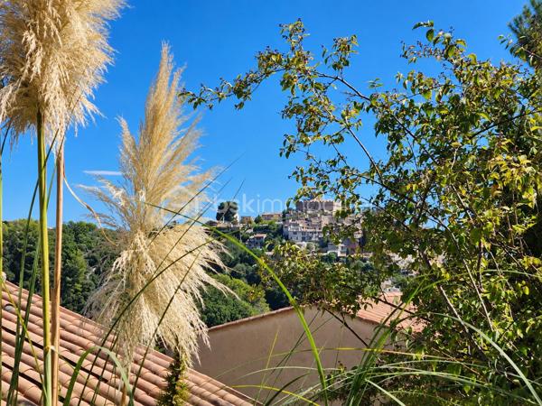 Dans un environnement particulièrement paisible et verdoyant, au sein d’un lotissement agréable de Cagnes-sur-Mer, découvrez cette charmante maison, mitoyenne d’un seul côté, offrant environ 135 m² habitables, de beaux espaces extérieurs et une configuration idéale pour une vie de famille.

Dès l’arrivée, le cadre séduit par son calme et son atmosphère apaisante.

La propriété s’organise sur trois niveaux.

En rez-de-jardin, la maison dispose d’un studio indépendant d’environ 40 m², véritable espace à part entière. Il comprend une pièce de vie lumineuse avec cuisine ouverte et équipée, une chambre ainsi qu’une salle d’eau. Cette indépendance offre de nombreuses possibilités : accueillir famille ou amis, offrir de l’autonomie à un adolescent, aménager un espace de télétravail, exercer une activité professionnelle indépendante ou encore envisager un revenu locatif complémentaire.

Depuis le rez-de-jardin, une dizaine de marches extérieures permettent d’accéder au niveau principal de la maison.

Vous y découvrirez une superbe pièce de vie d’environ 45 m², baignée de lumière et pensée comme un véritable espace de convivialité. Elle réunit un séjour généreux et une cuisine ouverte, moderne, entièrement aménagée et équipée. L’ensemble se prolonge par une première terrasse, idéale pour profiter des repas en extérieur et des beaux jours.

À l’étage supérieur, accessible par un escalier en colimaçon, se trouve l’espace nuit composé de trois chambres, dont une bénéficiant d une petite salle d’eau. Depuis les chambres, vous pourrez profiter d’un joli aperçu sur le Château Grimaldi, apportant beaucoup de charme à l’ensemble. Une salle de bains ainsi qu’un WC indépendant complètent cet étage. Les chambres pourront être rafraîchies selon les goûts de chacun.

Depuis le palier, vous accédez également directement à une seconde terrasse située à l’arrière de la maison, sans vis-à-vis, véritable cocon extérieur où profiter pleinement du calme. Celle-ci donne également accès au jardin en restanques, offrant un environnement verdoyant et de multiples possibilités d’aménagement.

Un grand garage vient compléter les prestations de cette propriété.

Le tout bénéficie d’une situation pratique, à proximité rapide des commerces, des commodités et des principaux axes, tout en conservant un environnement calme et résidentiel.

Une maison idéale pour ceux qui recherchent de beaux volumes, plusieurs espaces extérieurs, une véritable indépendance grâce au studio, du calme et une vraie qualité de vie, avec en toile de fond le Château Grimaldi et un aperçu mer.

Un bien chaleureux, familial et polyvalent, à découvrir sans tarder.