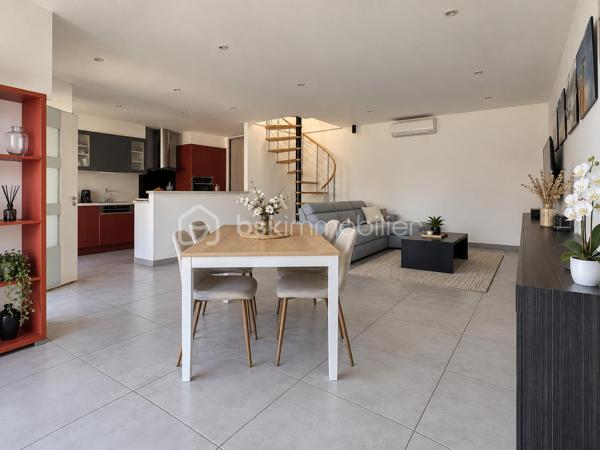 Dans un environnement particulièrement paisible et verdoyant, au sein d’un lotissement agréable de Cagnes-sur-Mer, découvrez cette charmante maison, mitoyenne d’un seul côté, offrant environ 135 m² habitables, de beaux espaces extérieurs et une configuration idéale pour une vie de famille.

Dès l’arrivée, le cadre séduit par son calme et son atmosphère apaisante.

La propriété s’organise sur trois niveaux.

En rez-de-jardin, la maison dispose d’un studio indépendant d’environ 40 m², véritable espace à part entière. Il comprend une pièce de vie lumineuse avec cuisine ouverte et équipée, une chambre ainsi qu’une salle d’eau. Cette indépendance offre de nombreuses possibilités : accueillir famille ou amis, offrir de l’autonomie à un adolescent, aménager un espace de télétravail, exercer une activité professionnelle indépendante ou encore envisager un revenu locatif complémentaire.

Depuis le rez-de-jardin, une dizaine de marches extérieures permettent d’accéder au niveau principal de la maison.

Vous y découvrirez une superbe pièce de vie d’environ 45 m², baignée de lumière et pensée comme un véritable espace de convivialité. Elle réunit un séjour généreux et une cuisine ouverte, moderne, entièrement aménagée et équipée. L’ensemble se prolonge par une première terrasse, idéale pour profiter des repas en extérieur et des beaux jours.

À l’étage supérieur, accessible par un escalier en colimaçon, se trouve l’espace nuit composé de trois chambres, dont une bénéficiant d une petite salle d’eau. Depuis les chambres, vous pourrez profiter d’un joli aperçu sur le Château Grimaldi, apportant beaucoup de charme à l’ensemble. Une salle de bains ainsi qu’un WC indépendant complètent cet étage. Les chambres pourront être rafraîchies selon les goûts de chacun.

Depuis le palier, vous accédez également directement à une seconde terrasse située à l’arrière de la maison, sans vis-à-vis, véritable cocon extérieur où profiter pleinement du calme. Celle-ci donne également accès au jardin en restanques, offrant un environnement verdoyant et de multiples possibilités d’aménagement.

Un grand garage vient compléter les prestations de cette propriété.

Le tout bénéficie d’une situation pratique, à proximité rapide des commerces, des commodités et des principaux axes, tout en conservant un environnement calme et résidentiel.

Une maison idéale pour ceux qui recherchent de beaux volumes, plusieurs espaces extérieurs, une véritable indépendance grâce au studio, du calme et une vraie qualité de vie, avec en toile de fond le Château Grimaldi et un aperçu mer.

Un bien chaleureux, familial et polyvalent, à découvrir sans tarder.