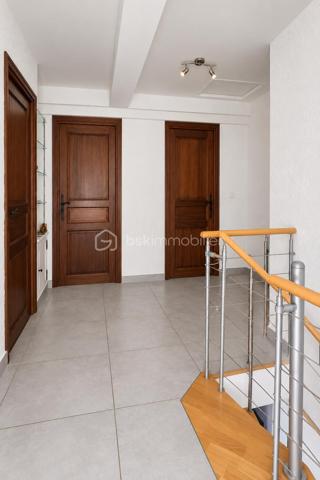 Dans un environnement particulièrement paisible et verdoyant, au sein d’un lotissement agréable de Cagnes-sur-Mer, découvrez cette charmante maison, mitoyenne d’un seul côté, offrant environ 135 m² habitables, de beaux espaces extérieurs et une configuration idéale pour une vie de famille.

Dès l’arrivée, le cadre séduit par son calme et son atmosphère apaisante.

La propriété s’organise sur trois niveaux.

En rez-de-jardin, la maison dispose d’un studio indépendant d’environ 40 m², véritable espace à part entière. Il comprend une pièce de vie lumineuse avec cuisine ouverte et équipée, une chambre ainsi qu’une salle d’eau. Cette indépendance offre de nombreuses possibilités : accueillir famille ou amis, offrir de l’autonomie à un adolescent, aménager un espace de télétravail, exercer une activité professionnelle indépendante ou encore envisager un revenu locatif complémentaire.

Depuis le rez-de-jardin, une dizaine de marches extérieures permettent d’accéder au niveau principal de la maison.

Vous y découvrirez une superbe pièce de vie d’environ 45 m², baignée de lumière et pensée comme un véritable espace de convivialité. Elle réunit un séjour généreux et une cuisine ouverte, moderne, entièrement aménagée et équipée. L’ensemble se prolonge par une première terrasse, idéale pour profiter des repas en extérieur et des beaux jours.

À l’étage supérieur, accessible par un escalier en colimaçon, se trouve l’espace nuit composé de trois chambres, dont une bénéficiant d une petite salle d’eau. Depuis les chambres, vous pourrez profiter d’un joli aperçu sur le Château Grimaldi, apportant beaucoup de charme à l’ensemble. Une salle de bains ainsi qu’un WC indépendant complètent cet étage. Les chambres pourront être rafraîchies selon les goûts de chacun.

Depuis le palier, vous accédez également directement à une seconde terrasse située à l’arrière de la maison, sans vis-à-vis, véritable cocon extérieur où profiter pleinement du calme. Celle-ci donne également accès au jardin en restanques, offrant un environnement verdoyant et de multiples possibilités d’aménagement.

Un grand garage vient compléter les prestations de cette propriété.

Le tout bénéficie d’une situation pratique, à proximité rapide des commerces, des commodités et des principaux axes, tout en conservant un environnement calme et résidentiel.

Une maison idéale pour ceux qui recherchent de beaux volumes, plusieurs espaces extérieurs, une véritable indépendance grâce au studio, du calme et une vraie qualité de vie, avec en toile de fond le Château Grimaldi et un aperçu mer.

Un bien chaleureux, familial et polyvalent, à découvrir sans tarder.