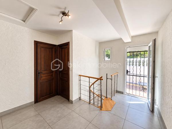 Dans un environnement particulièrement paisible et verdoyant, au sein d’un lotissement agréable de Cagnes-sur-Mer, découvrez cette charmante maison, mitoyenne d’un seul côté, offrant environ 135 m² habitables, de beaux espaces extérieurs et une configuration idéale pour une vie de famille.

Dès l’arrivée, le cadre séduit par son calme et son atmosphère apaisante.

La propriété s’organise sur trois niveaux.

En rez-de-jardin, la maison dispose d’un studio indépendant d’environ 40 m², véritable espace à part entière. Il comprend une pièce de vie lumineuse avec cuisine ouverte et équipée, une chambre ainsi qu’une salle d’eau. Cette indépendance offre de nombreuses possibilités : accueillir famille ou amis, offrir de l’autonomie à un adolescent, aménager un espace de télétravail, exercer une activité professionnelle indépendante ou encore envisager un revenu locatif complémentaire.

Depuis le rez-de-jardin, une dizaine de marches extérieures permettent d’accéder au niveau principal de la maison.

Vous y découvrirez une superbe pièce de vie d’environ 45 m², baignée de lumière et pensée comme un véritable espace de convivialité. Elle réunit un séjour généreux et une cuisine ouverte, moderne, entièrement aménagée et équipée. L’ensemble se prolonge par une première terrasse, idéale pour profiter des repas en extérieur et des beaux jours.

À l’étage supérieur, accessible par un escalier en colimaçon, se trouve l’espace nuit composé de trois chambres, dont une bénéficiant d une petite salle d’eau. Depuis les chambres, vous pourrez profiter d’un joli aperçu sur le Château Grimaldi, apportant beaucoup de charme à l’ensemble. Une salle de bains ainsi qu’un WC indépendant complètent cet étage. Les chambres pourront être rafraîchies selon les goûts de chacun.

Depuis le palier, vous accédez également directement à une seconde terrasse située à l’arrière de la maison, sans vis-à-vis, véritable cocon extérieur où profiter pleinement du calme. Celle-ci donne également accès au jardin en restanques, offrant un environnement verdoyant et de multiples possibilités d’aménagement.

Un grand garage vient compléter les prestations de cette propriété.

Le tout bénéficie d’une situation pratique, à proximité rapide des commerces, des commodités et des principaux axes, tout en conservant un environnement calme et résidentiel.

Une maison idéale pour ceux qui recherchent de beaux volumes, plusieurs espaces extérieurs, une véritable indépendance grâce au studio, du calme et une vraie qualité de vie, avec en toile de fond le Château Grimaldi et un aperçu mer.

Un bien chaleureux, familial et polyvalent, à découvrir sans tarder.