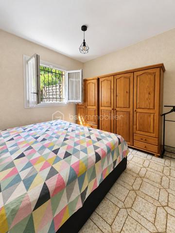 Dans un environnement particulièrement paisible et verdoyant, au sein d’un lotissement agréable de Cagnes-sur-Mer, découvrez cette charmante maison, mitoyenne d’un seul côté, offrant environ 135 m² habitables, de beaux espaces extérieurs et une configuration idéale pour une vie de famille.

Dès l’arrivée, le cadre séduit par son calme et son atmosphère apaisante.

La propriété s’organise sur trois niveaux.

En rez-de-jardin, la maison dispose d’un studio indépendant d’environ 40 m², véritable espace à part entière. Il comprend une pièce de vie lumineuse avec cuisine ouverte et équipée, une chambre ainsi qu’une salle d’eau. Cette indépendance offre de nombreuses possibilités : accueillir famille ou amis, offrir de l’autonomie à un adolescent, aménager un espace de télétravail, exercer une activité professionnelle indépendante ou encore envisager un revenu locatif complémentaire.

Depuis le rez-de-jardin, une dizaine de marches extérieures permettent d’accéder au niveau principal de la maison.

Vous y découvrirez une superbe pièce de vie d’environ 45 m², baignée de lumière et pensée comme un véritable espace de convivialité. Elle réunit un séjour généreux et une cuisine ouverte, moderne, entièrement aménagée et équipée. L’ensemble se prolonge par une première terrasse, idéale pour profiter des repas en extérieur et des beaux jours.

À l’étage supérieur, accessible par un escalier en colimaçon, se trouve l’espace nuit composé de trois chambres, dont une bénéficiant d une petite salle d’eau. Depuis les chambres, vous pourrez profiter d’un joli aperçu sur le Château Grimaldi, apportant beaucoup de charme à l’ensemble. Une salle de bains ainsi qu’un WC indépendant complètent cet étage. Les chambres pourront être rafraîchies selon les goûts de chacun.

Depuis le palier, vous accédez également directement à une seconde terrasse située à l’arrière de la maison, sans vis-à-vis, véritable cocon extérieur où profiter pleinement du calme. Celle-ci donne également accès au jardin en restanques, offrant un environnement verdoyant et de multiples possibilités d’aménagement.

Un grand garage vient compléter les prestations de cette propriété.

Le tout bénéficie d’une situation pratique, à proximité rapide des commerces, des commodités et des principaux axes, tout en conservant un environnement calme et résidentiel.

Une maison idéale pour ceux qui recherchent de beaux volumes, plusieurs espaces extérieurs, une véritable indépendance grâce au studio, du calme et une vraie qualité de vie, avec en toile de fond le Château Grimaldi et un aperçu mer.

Un bien chaleureux, familial et polyvalent, à découvrir sans tarder.