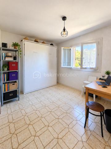 Dans un environnement particulièrement paisible et verdoyant, au sein d’un lotissement agréable de Cagnes-sur-Mer, découvrez cette charmante maison, mitoyenne d’un seul côté, offrant environ 135 m² habitables, de beaux espaces extérieurs et une configuration idéale pour une vie de famille.

Dès l’arrivée, le cadre séduit par son calme et son atmosphère apaisante.

La propriété s’organise sur trois niveaux.

En rez-de-jardin, la maison dispose d’un studio indépendant d’environ 40 m², véritable espace à part entière. Il comprend une pièce de vie lumineuse avec cuisine ouverte et équipée, une chambre ainsi qu’une salle d’eau. Cette indépendance offre de nombreuses possibilités : accueillir famille ou amis, offrir de l’autonomie à un adolescent, aménager un espace de télétravail, exercer une activité professionnelle indépendante ou encore envisager un revenu locatif complémentaire.

Depuis le rez-de-jardin, une dizaine de marches extérieures permettent d’accéder au niveau principal de la maison.

Vous y découvrirez une superbe pièce de vie d’environ 45 m², baignée de lumière et pensée comme un véritable espace de convivialité. Elle réunit un séjour généreux et une cuisine ouverte, moderne, entièrement aménagée et équipée. L’ensemble se prolonge par une première terrasse, idéale pour profiter des repas en extérieur et des beaux jours.

À l’étage supérieur, accessible par un escalier en colimaçon, se trouve l’espace nuit composé de trois chambres, dont une bénéficiant d une petite salle d’eau. Depuis les chambres, vous pourrez profiter d’un joli aperçu sur le Château Grimaldi, apportant beaucoup de charme à l’ensemble. Une salle de bains ainsi qu’un WC indépendant complètent cet étage. Les chambres pourront être rafraîchies selon les goûts de chacun.

Depuis le palier, vous accédez également directement à une seconde terrasse située à l’arrière de la maison, sans vis-à-vis, véritable cocon extérieur où profiter pleinement du calme. Celle-ci donne également accès au jardin en restanques, offrant un environnement verdoyant et de multiples possibilités d’aménagement.

Un grand garage vient compléter les prestations de cette propriété.

Le tout bénéficie d’une situation pratique, à proximité rapide des commerces, des commodités et des principaux axes, tout en conservant un environnement calme et résidentiel.

Une maison idéale pour ceux qui recherchent de beaux volumes, plusieurs espaces extérieurs, une véritable indépendance grâce au studio, du calme et une vraie qualité de vie, avec en toile de fond le Château Grimaldi et un aperçu mer.

Un bien chaleureux, familial et polyvalent, à découvrir sans tarder.