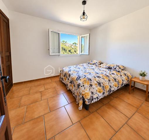 Dans un environnement particulièrement paisible et verdoyant, au sein d’un lotissement agréable de Cagnes-sur-Mer, découvrez cette charmante maison, mitoyenne d’un seul côté, offrant environ 135 m² habitables, de beaux espaces extérieurs et une configuration idéale pour une vie de famille.

Dès l’arrivée, le cadre séduit par son calme et son atmosphère apaisante.

La propriété s’organise sur trois niveaux.

En rez-de-jardin, la maison dispose d’un studio indépendant d’environ 40 m², véritable espace à part entière. Il comprend une pièce de vie lumineuse avec cuisine ouverte et équipée, une chambre ainsi qu’une salle d’eau. Cette indépendance offre de nombreuses possibilités : accueillir famille ou amis, offrir de l’autonomie à un adolescent, aménager un espace de télétravail, exercer une activité professionnelle indépendante ou encore envisager un revenu locatif complémentaire.

Depuis le rez-de-jardin, une dizaine de marches extérieures permettent d’accéder au niveau principal de la maison.

Vous y découvrirez une superbe pièce de vie d’environ 45 m², baignée de lumière et pensée comme un véritable espace de convivialité. Elle réunit un séjour généreux et une cuisine ouverte, moderne, entièrement aménagée et équipée. L’ensemble se prolonge par une première terrasse, idéale pour profiter des repas en extérieur et des beaux jours.

À l’étage supérieur, accessible par un escalier en colimaçon, se trouve l’espace nuit composé de trois chambres, dont une bénéficiant d une petite salle d’eau. Depuis les chambres, vous pourrez profiter d’un joli aperçu sur le Château Grimaldi, apportant beaucoup de charme à l’ensemble. Une salle de bains ainsi qu’un WC indépendant complètent cet étage. Les chambres pourront être rafraîchies selon les goûts de chacun.

Depuis le palier, vous accédez également directement à une seconde terrasse située à l’arrière de la maison, sans vis-à-vis, véritable cocon extérieur où profiter pleinement du calme. Celle-ci donne également accès au jardin en restanques, offrant un environnement verdoyant et de multiples possibilités d’aménagement.

Un grand garage vient compléter les prestations de cette propriété.

Le tout bénéficie d’une situation pratique, à proximité rapide des commerces, des commodités et des principaux axes, tout en conservant un environnement calme et résidentiel.

Une maison idéale pour ceux qui recherchent de beaux volumes, plusieurs espaces extérieurs, une véritable indépendance grâce au studio, du calme et une vraie qualité de vie, avec en toile de fond le Château Grimaldi et un aperçu mer.

Un bien chaleureux, familial et polyvalent, à découvrir sans tarder.