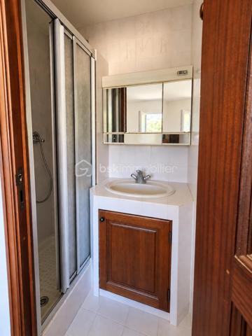 Dans un environnement particulièrement paisible et verdoyant, au sein d’un lotissement agréable de Cagnes-sur-Mer, découvrez cette charmante maison, mitoyenne d’un seul côté, offrant environ 135 m² habitables, de beaux espaces extérieurs et une configuration idéale pour une vie de famille.

Dès l’arrivée, le cadre séduit par son calme et son atmosphère apaisante.

La propriété s’organise sur trois niveaux.

En rez-de-jardin, la maison dispose d’un studio indépendant d’environ 40 m², véritable espace à part entière. Il comprend une pièce de vie lumineuse avec cuisine ouverte et équipée, une chambre ainsi qu’une salle d’eau. Cette indépendance offre de nombreuses possibilités : accueillir famille ou amis, offrir de l’autonomie à un adolescent, aménager un espace de télétravail, exercer une activité professionnelle indépendante ou encore envisager un revenu locatif complémentaire.

Depuis le rez-de-jardin, une dizaine de marches extérieures permettent d’accéder au niveau principal de la maison.

Vous y découvrirez une superbe pièce de vie d’environ 45 m², baignée de lumière et pensée comme un véritable espace de convivialité. Elle réunit un séjour généreux et une cuisine ouverte, moderne, entièrement aménagée et équipée. L’ensemble se prolonge par une première terrasse, idéale pour profiter des repas en extérieur et des beaux jours.

À l’étage supérieur, accessible par un escalier en colimaçon, se trouve l’espace nuit composé de trois chambres, dont une bénéficiant d une petite salle d’eau. Depuis les chambres, vous pourrez profiter d’un joli aperçu sur le Château Grimaldi, apportant beaucoup de charme à l’ensemble. Une salle de bains ainsi qu’un WC indépendant complètent cet étage. Les chambres pourront être rafraîchies selon les goûts de chacun.

Depuis le palier, vous accédez également directement à une seconde terrasse située à l’arrière de la maison, sans vis-à-vis, véritable cocon extérieur où profiter pleinement du calme. Celle-ci donne également accès au jardin en restanques, offrant un environnement verdoyant et de multiples possibilités d’aménagement.

Un grand garage vient compléter les prestations de cette propriété.

Le tout bénéficie d’une situation pratique, à proximité rapide des commerces, des commodités et des principaux axes, tout en conservant un environnement calme et résidentiel.

Une maison idéale pour ceux qui recherchent de beaux volumes, plusieurs espaces extérieurs, une véritable indépendance grâce au studio, du calme et une vraie qualité de vie, avec en toile de fond le Château Grimaldi et un aperçu mer.

Un bien chaleureux, familial et polyvalent, à découvrir sans tarder.