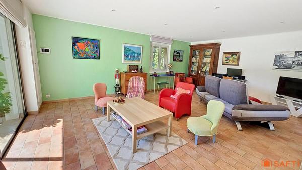 Belle maison familiale avec piscine sur terrain plat et arboré