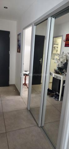 Prix attractif : 100 000 Euros

 Appartement entièrement rénové et vendu meublé 
Vous recherchez un bien clé en main, sans travaux et immédiatement disponible ? Cet appartement mérite toute votre attention.

Situé  en rez-de-chaussée d'une copropriété de 4 étages, cet appartement offre un cadre de vie pratique et fonctionnelle

 Un séjour lumineux d'environ 17 m² 
 Une cuisine séparée et fonctionnelle de 8 m² 
 Deux chambres d'environ 9 m² chacun

Les plus:
 Appartement entièrement  rénové, vendu meublé avec mobilier récent
Volets roulants solaires connectés
Moustiquaires sur toutes les fenêtres
Eclairage modulable avec variateur d ambiance
Chauffage collectif au gaz
Cave incluse
 Garage disponible en supplément.

 Un bien idéal pour une résidence principale ou un investissement locatif 
📞 Contactez moi rapidement pour organiser une visite.