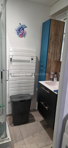 Prix attractif : 100 000 Euros

 Appartement entièrement rénové et vendu meublé 
Vous recherchez un bien clé en main, sans travaux et immédiatement disponible ? Cet appartement mérite toute votre attention.

Situé  en rez-de-chaussée d'une copropriété de 4 étages, cet appartement offre un cadre de vie pratique et fonctionnelle

 Un séjour lumineux d'environ 17 m² 
 Une cuisine séparée et fonctionnelle de 8 m² 
 Deux chambres d'environ 9 m² chacun

Les plus:
 Appartement entièrement  rénové, vendu meublé avec mobilier récent
Volets roulants solaires connectés
Moustiquaires sur toutes les fenêtres
Eclairage modulable avec variateur d ambiance
Chauffage collectif au gaz
Cave incluse
 Garage disponible en supplément.

 Un bien idéal pour une résidence principale ou un investissement locatif 
📞 Contactez moi rapidement pour organiser une visite.