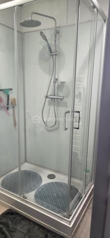 Prix attractif : 100 000 Euros

 Appartement entièrement rénové et vendu meublé 
Vous recherchez un bien clé en main, sans travaux et immédiatement disponible ? Cet appartement mérite toute votre attention.

Situé  en rez-de-chaussée d'une copropriété de 4 étages, cet appartement offre un cadre de vie pratique et fonctionnelle

 Un séjour lumineux d'environ 17 m² 
 Une cuisine séparée et fonctionnelle de 8 m² 
 Deux chambres d'environ 9 m² chacun

Les plus:
 Appartement entièrement  rénové, vendu meublé avec mobilier récent
Volets roulants solaires connectés
Moustiquaires sur toutes les fenêtres
Eclairage modulable avec variateur d ambiance
Chauffage collectif au gaz
Cave incluse
 Garage disponible en supplément.

 Un bien idéal pour une résidence principale ou un investissement locatif 
📞 Contactez moi rapidement pour organiser une visite.