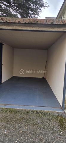 Prix attractif : 100 000 Euros

 Appartement entièrement rénové et vendu meublé 
Vous recherchez un bien clé en main, sans travaux et immédiatement disponible ? Cet appartement mérite toute votre attention.

Situé  en rez-de-chaussée d'une copropriété de 4 étages, cet appartement offre un cadre de vie pratique et fonctionnelle

 Un séjour lumineux d'environ 17 m² 
 Une cuisine séparée et fonctionnelle de 8 m² 
 Deux chambres d'environ 9 m² chacun

Les plus:
 Appartement entièrement  rénové, vendu meublé avec mobilier récent
Volets roulants solaires connectés
Moustiquaires sur toutes les fenêtres
Eclairage modulable avec variateur d ambiance
Chauffage collectif au gaz
Cave incluse
 Garage disponible en supplément.

 Un bien idéal pour une résidence principale ou un investissement locatif 
📞 Contactez moi rapidement pour organiser une visite.