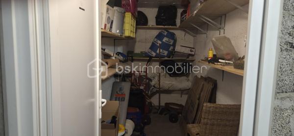 Prix attractif : 100 000 Euros

 Appartement entièrement rénové et vendu meublé 
Vous recherchez un bien clé en main, sans travaux et immédiatement disponible ? Cet appartement mérite toute votre attention.

Situé  en rez-de-chaussée d'une copropriété de 4 étages, cet appartement offre un cadre de vie pratique et fonctionnelle

 Un séjour lumineux d'environ 17 m² 
 Une cuisine séparée et fonctionnelle de 8 m² 
 Deux chambres d'environ 9 m² chacun

Les plus:
 Appartement entièrement  rénové, vendu meublé avec mobilier récent
Volets roulants solaires connectés
Moustiquaires sur toutes les fenêtres
Eclairage modulable avec variateur d ambiance
Chauffage collectif au gaz
Cave incluse
 Garage disponible en supplément.

 Un bien idéal pour une résidence principale ou un investissement locatif 
📞 Contactez moi rapidement pour organiser une visite.