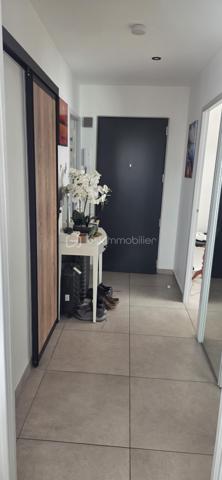 Prix attractif : 100 000 Euros

 Appartement entièrement rénové et vendu meublé 
Vous recherchez un bien clé en main, sans travaux et immédiatement disponible ? Cet appartement mérite toute votre attention.

Situé  en rez-de-chaussée d'une copropriété de 4 étages, cet appartement offre un cadre de vie pratique et fonctionnelle

 Un séjour lumineux d'environ 17 m² 
 Une cuisine séparée et fonctionnelle de 8 m² 
 Deux chambres d'environ 9 m² chacun

Les plus:
 Appartement entièrement  rénové, vendu meublé avec mobilier récent
Volets roulants solaires connectés
Moustiquaires sur toutes les fenêtres
Eclairage modulable avec variateur d ambiance
Chauffage collectif au gaz
Cave incluse
 Garage disponible en supplément.

 Un bien idéal pour une résidence principale ou un investissement locatif 
📞 Contactez moi rapidement pour organiser une visite.