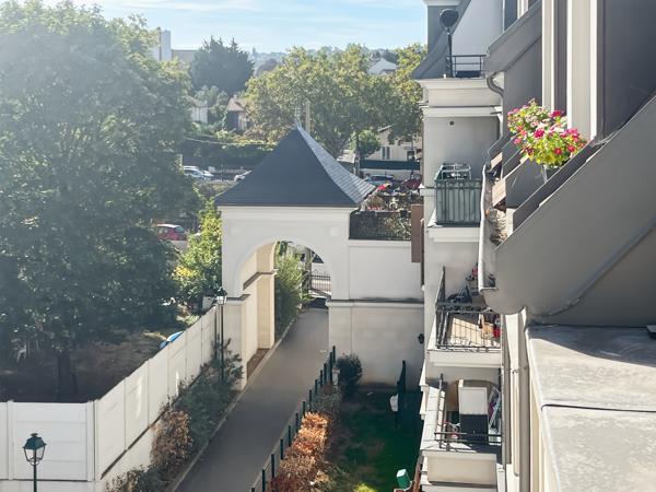 DERNIER ETAGE AVEC VUE DEGAGEE - BALCON - PARKING
