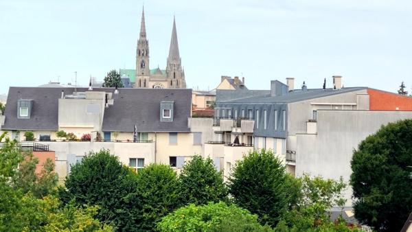 CHARTRES - GRAND T3 - 82 M² AVEC DOUBLE SEJOUR