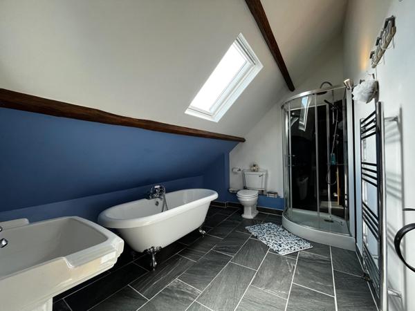 4 Etangs de pêche - Maison renovée - dépendances