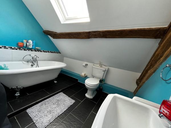 4 Etangs de pêche - Maison renovée - dépendances